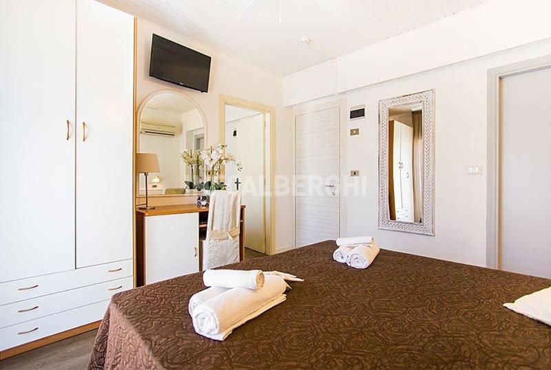 Hotel Ermeti B&B Brunch リッチョーネ エクステリア 写真