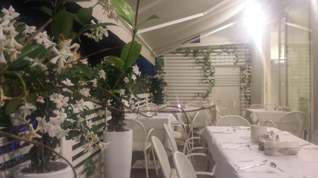 Hotel Ermeti B&B Brunch リッチョーネ エクステリア 写真