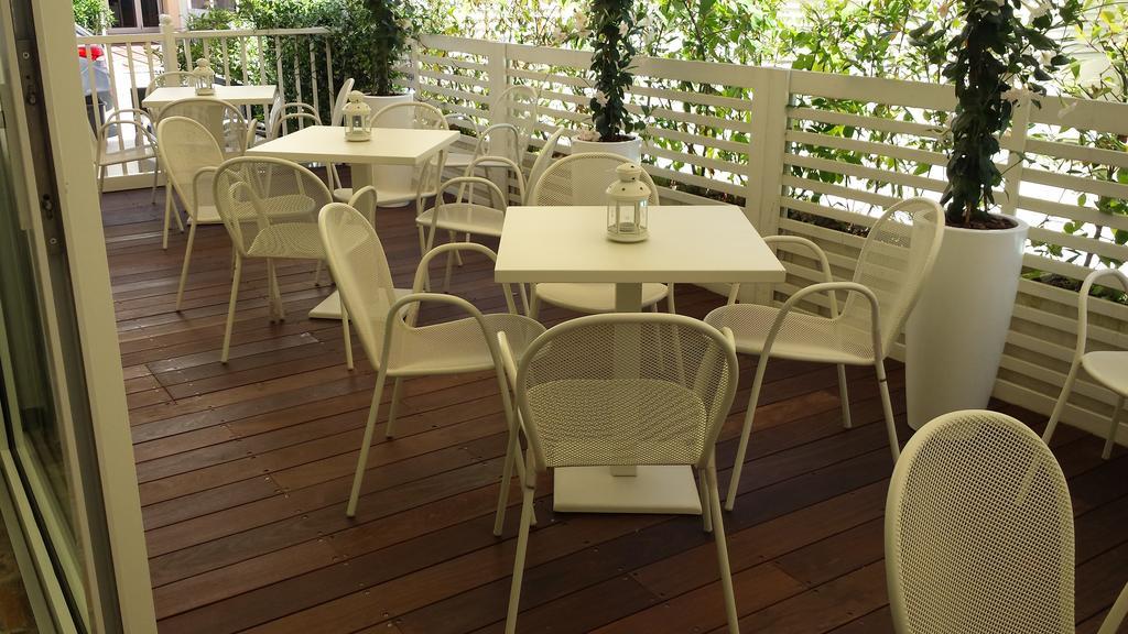 Hotel Ermeti B&B Brunch リッチョーネ エクステリア 写真